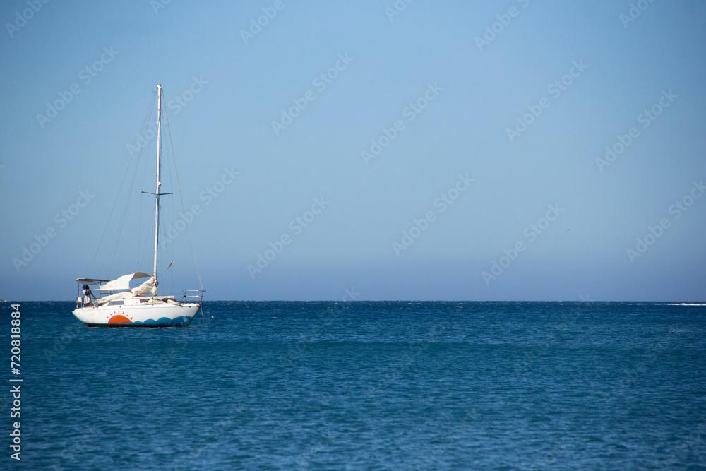 Barco en mar latino