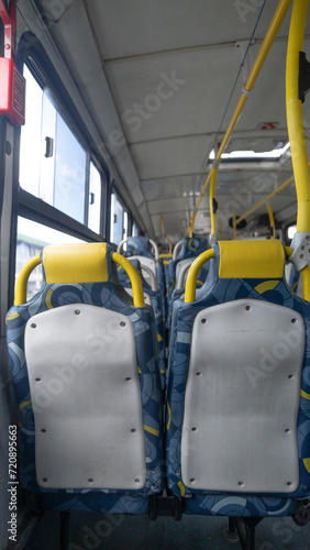 Dentro do ônibus sentando no fundo do transporte coletivo