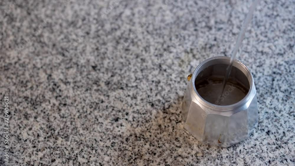 Llenado de agua purificada para preparar cafe de cafetera italiana en el desayuno cafeína Llenado de agua purificada para preparar cafe de cafetera italiana en el desayuno cafeína