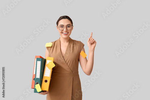 Young businesswoman in eyeg...