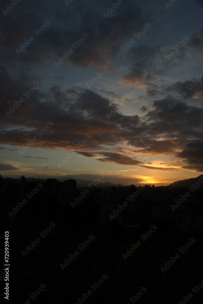 Un bonito atardecer te relaja, te llena de energía y color, ¡te hace bien! Un bonito atardecer te relaja, te llena de energía y color, ¡te hace bien!