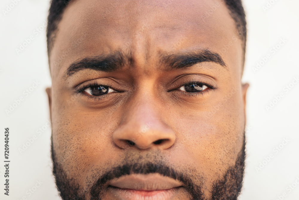 Obraz premium Close-up of a confident black businessman looking at camera
