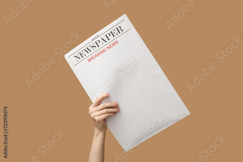 Foto Woman with blank newspaper on brown background