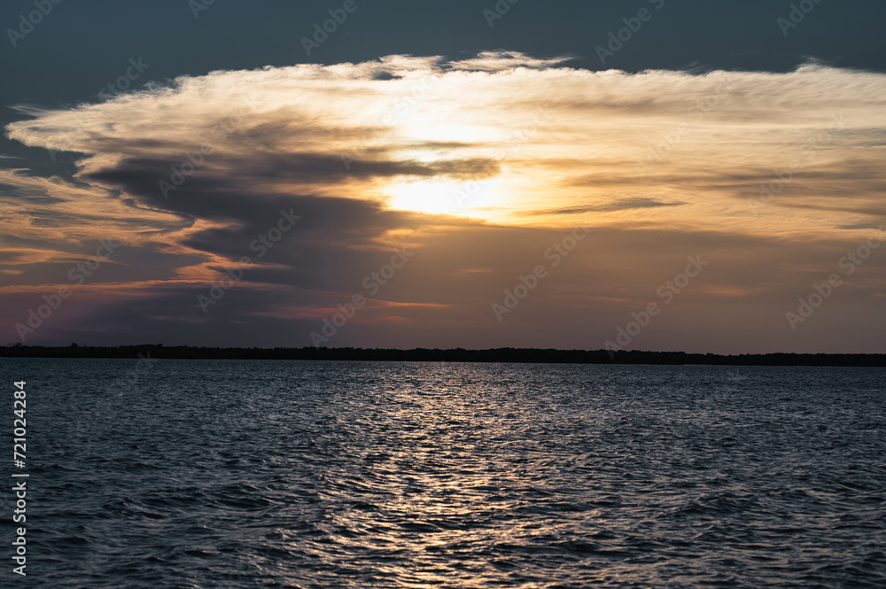 Fototapeta premium a view of the ocean from the water near the shore