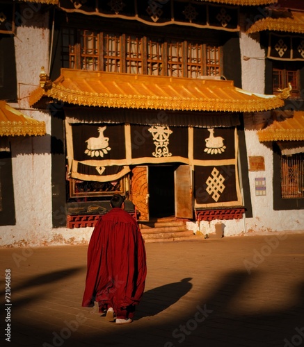Lamas in front of temples in Xizang © 雪 杨