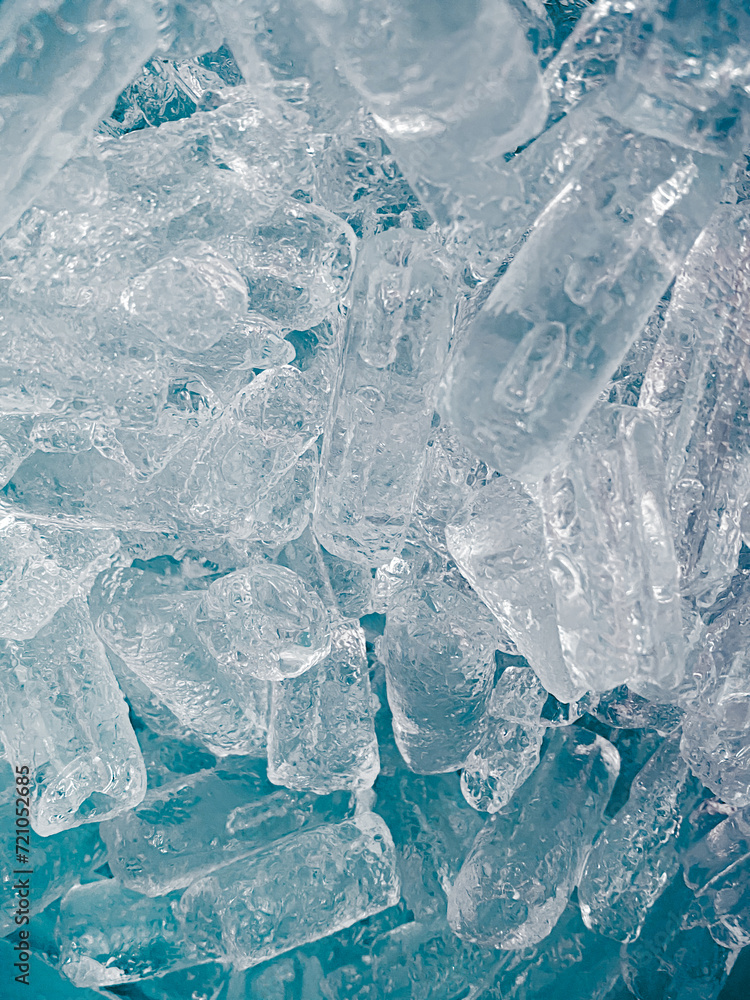 Obraz premium icecubes background,icecubes texture,icecubes wallpaper,ice helps to feel refreshed and cool water from the icecubes helps the water refresh your life and feel good.ice drinks for refreshment business
