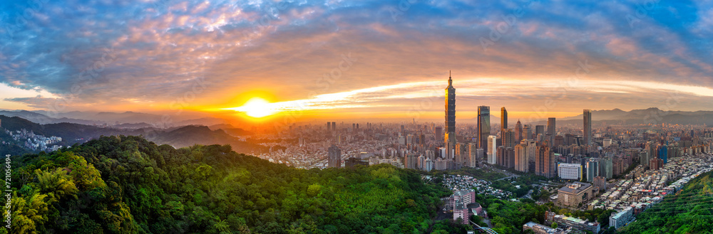 Naklejka premium Panorama of Taipei cityscape at sunset in Taiwan.