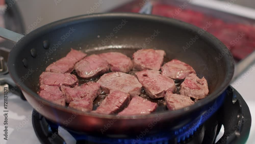 料理するシェフ プライパンで牛肉のステーキを焼く
肉汁と脂が跳ねる様子 焼き目 料理するシェフ プライパンで牛肉のステーキを焼く
肉汁と脂が跳ねる様子 焼き目
