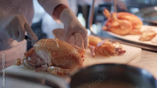 鶏肉のローストを切り分けるシェフ　肉・グリル・レストラン・料理 photo