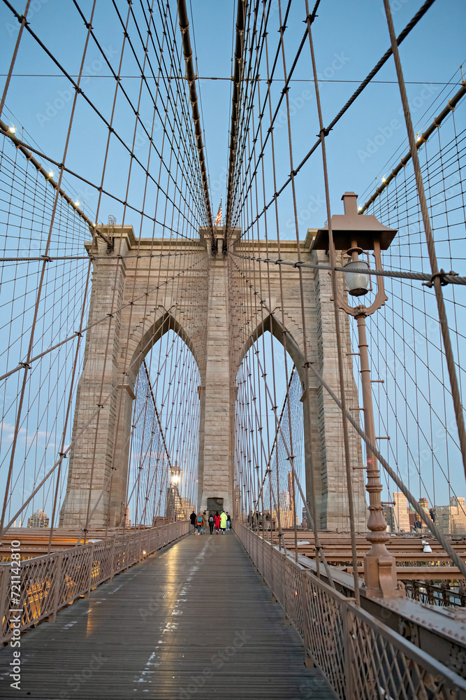Fototapeta premium evening stroll on the Brooklyn Bridge