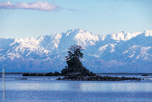 Obraz na płótnie 雨晴海岸・女岩と剱岳 w salonie