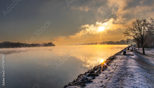 Fototapeta Naklejka Na Ścianę i Meble -  Sonnenaufgang über der Donau
