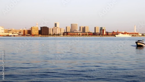 ポートアイランドとレジャーボート　神戸市中央区のハーバーランドにて