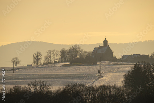 Krajobraz o wschodzie słońca, Zimowy wschód słońca - wielkie słońce, trawy i drzewa, Kościół ze średniowiecza