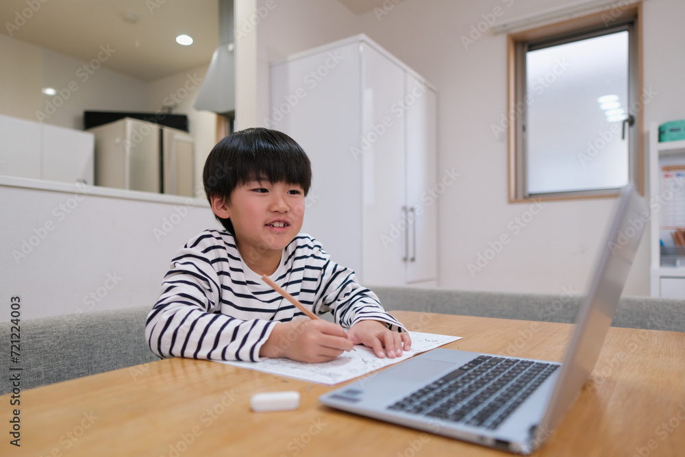 パソコンを使って勉強する小学生の男の子