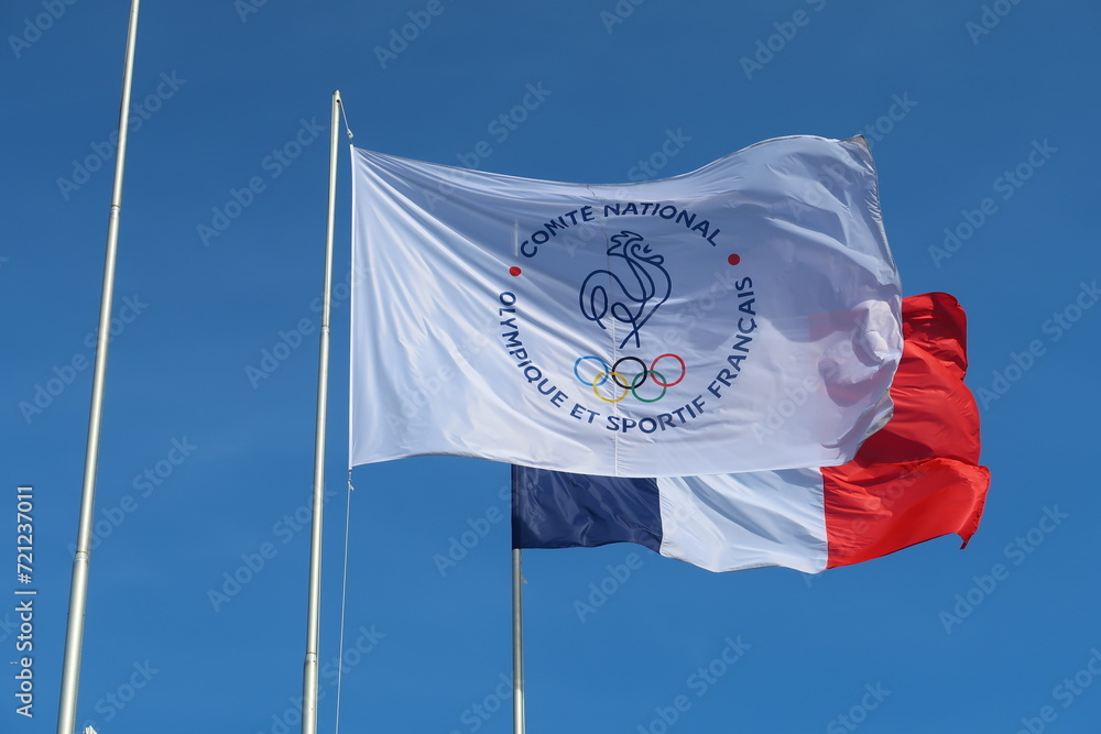 Drapeau français et drapeau du Comité National Olympique et Sportif