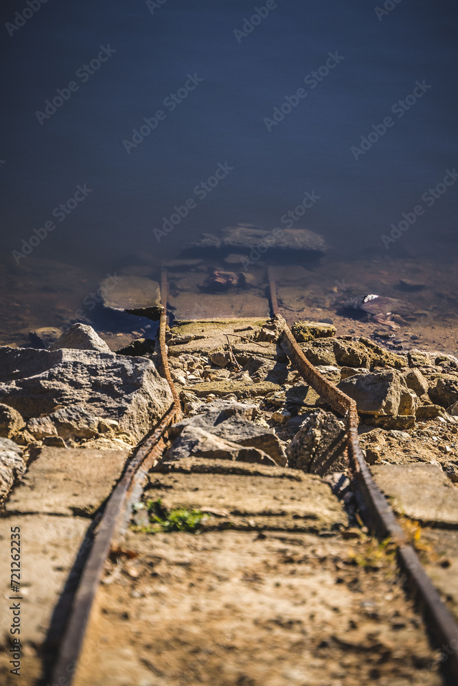 Ancienne rail de train qui s'immergent dans les gorges de la loire