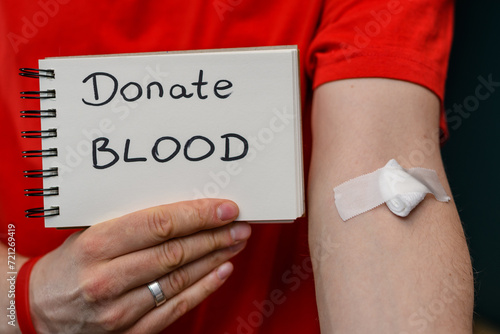 Honorowy krwiodawca oddaje swoją krew by ratować życie