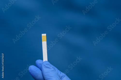 Papierek testowy do sprawdzania pH roztworów chemicznych 