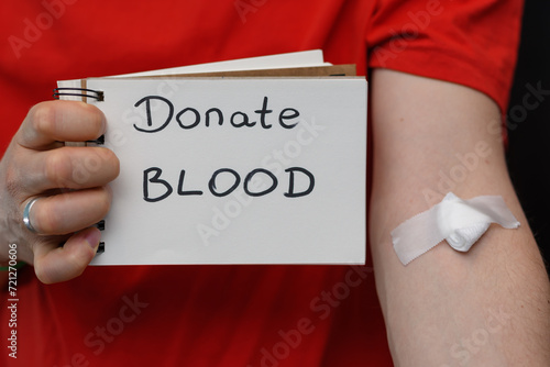 Mężczyzna trzyma napis na kartce dawca krwi 