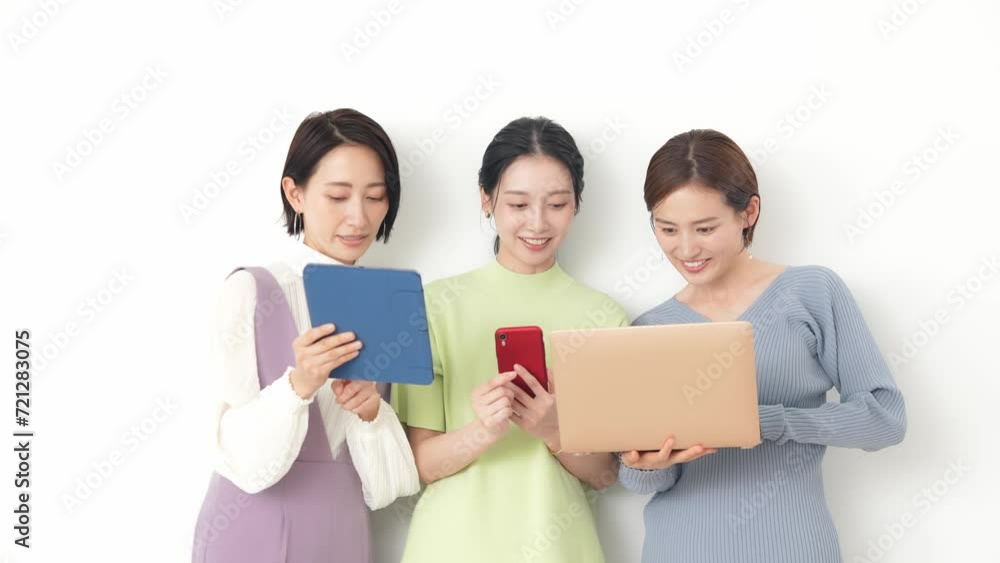 会話するミドル女性グループ　クロマキー合成用グリーンバック