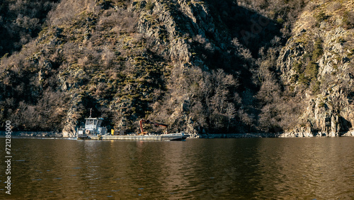 Obraz na płótnie Bâteau industriel naviguant sur la loire aux abords de Saint Victor sur Loire w salonie