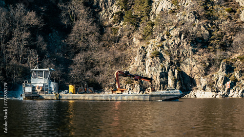 Obraz na płótnie Bâteau industriel naviguant sur la loire aux abords de Saint Victor sur Loire w salonie