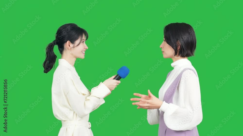 インタビューするミドル女性グループ　クロマキー合成用グリーンバック