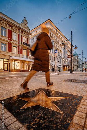 Wieczorny spacer ulicą