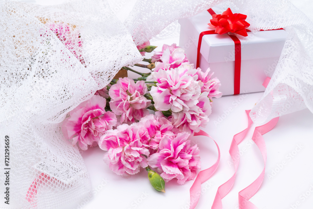 ピンクのカーネーションとプレゼント