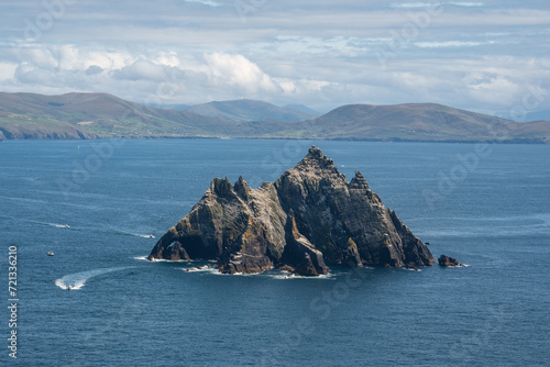 Fotografie view on little skellig from skellig michael