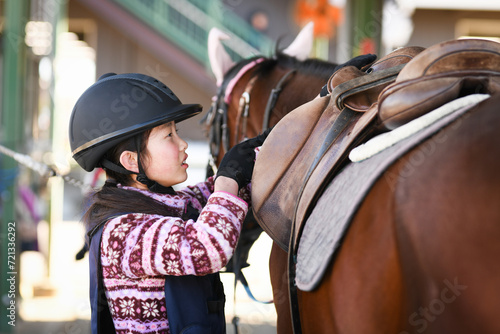 乗馬を楽しむ子供 © hakase420