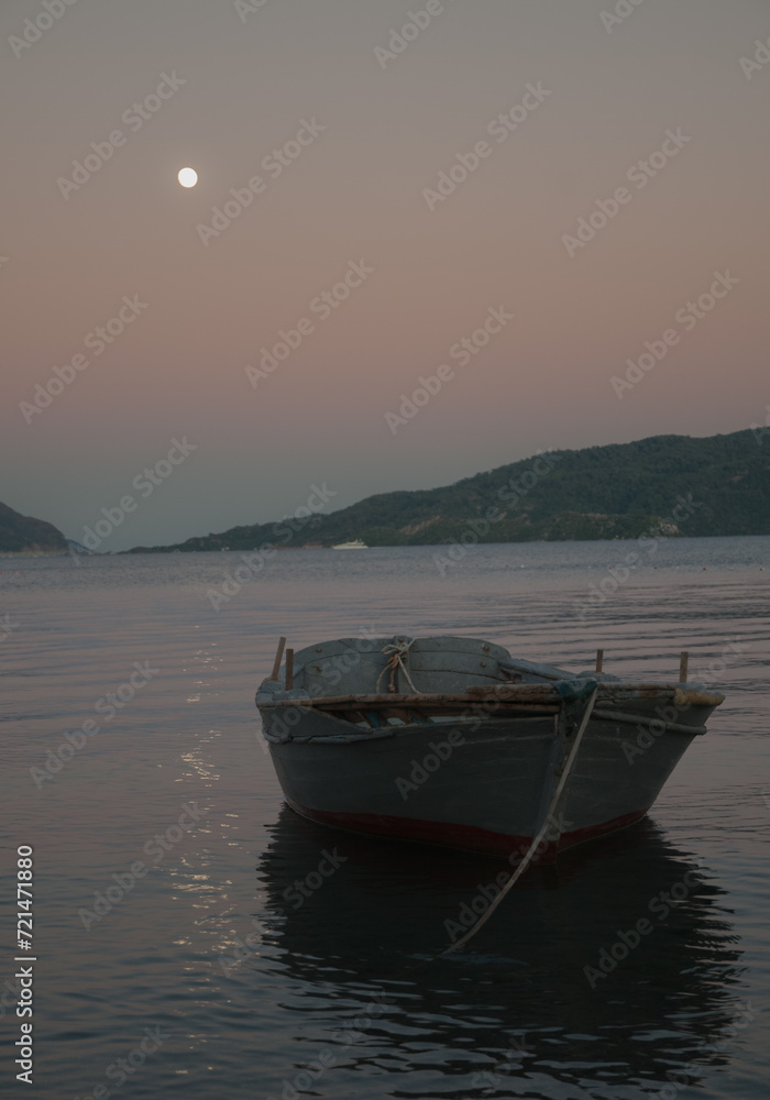 Fototapeta premium coucher de soleil avec barque au premier plan 