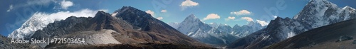 Vue panoramique sur les merveilleux paysages au pied de l'Everest au Népal photo
