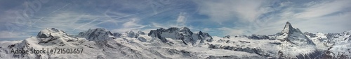 Vue panoramique sur les belles montagnes enneigées de la chaine des Alpes en France © Patricia
