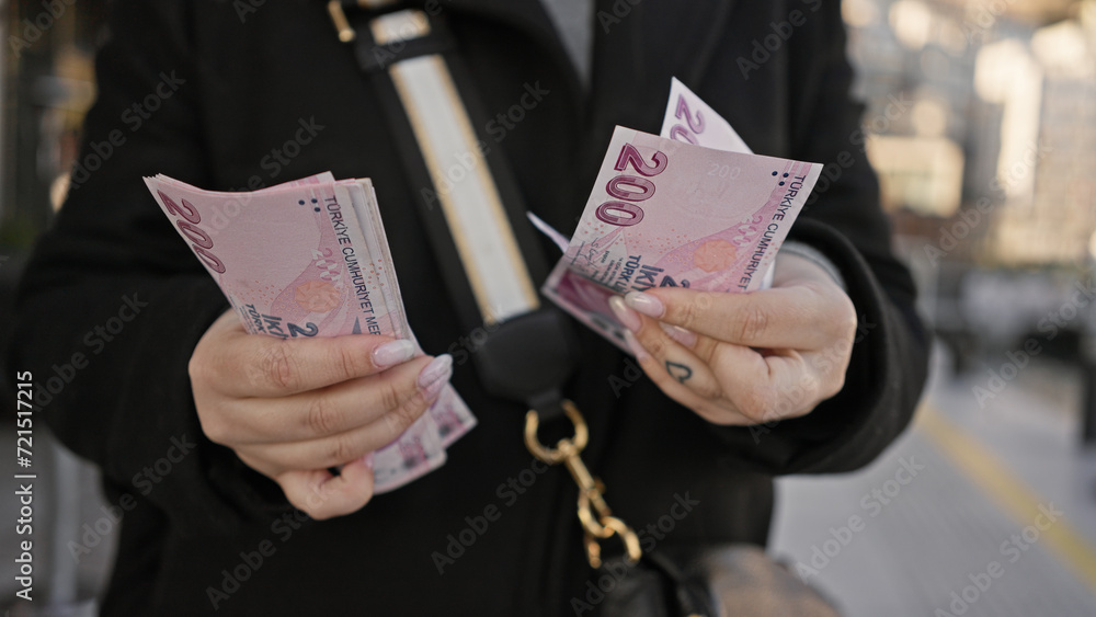 Obraz premium Close-up of woman counting turkish lira on istanbul street