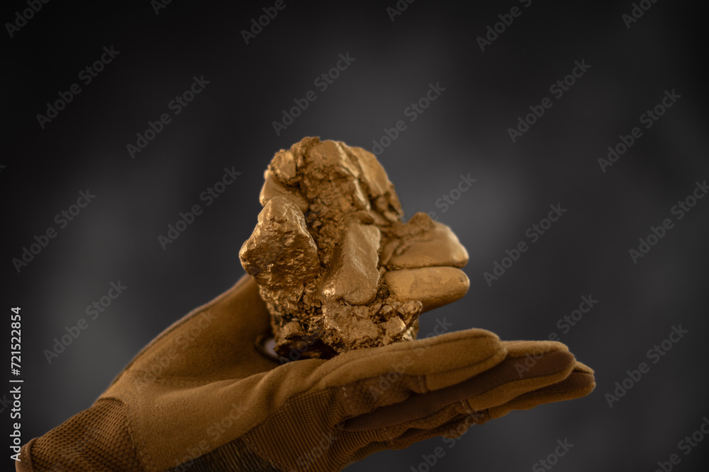 Goldklumpen in einer Hand Goldklumpen in einer Hand