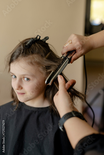 Mädchen, 10, bekommt die Haare geschnitten