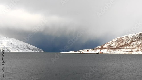 Küste auf der Insel Ringvassoya im Winter, Norwegen photo