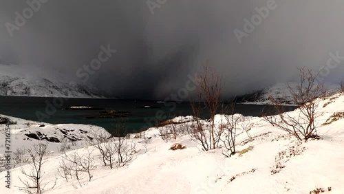 Küste auf der Insel Ringvassoya im Winter, Norwegen