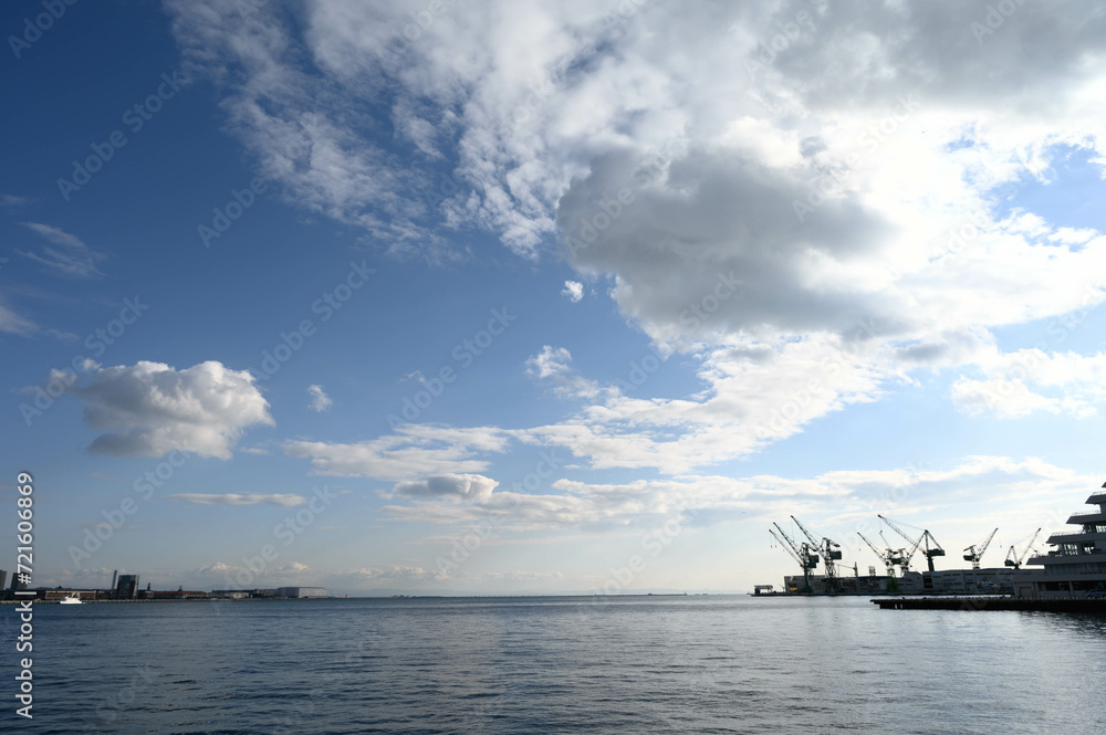 青空と白い雲が浮かぶ神戸の港メリケンパーク