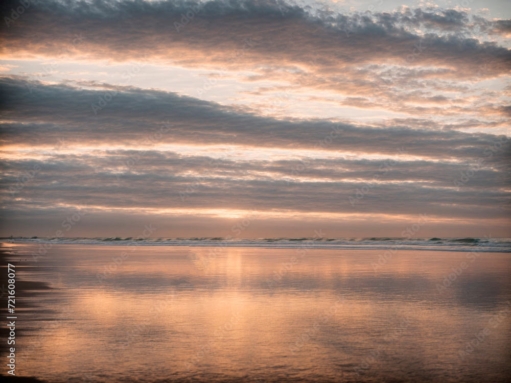 Tranquilidade Sob o Crepúsculo: Praia Deslumbrante em Dia Nublado
