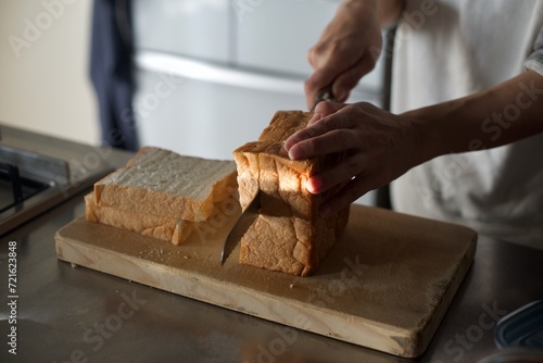 一斤で買った食パンをパン切り包丁で切っているところ
