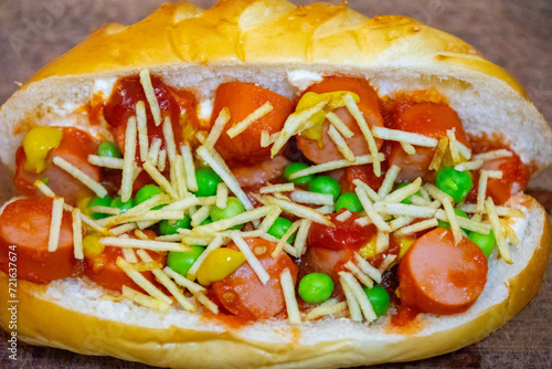The most traditional Brazilian hot dog, prepared with sausages cut into slices, straw potatoes, ketchup, mustard, peas and mayonnaise