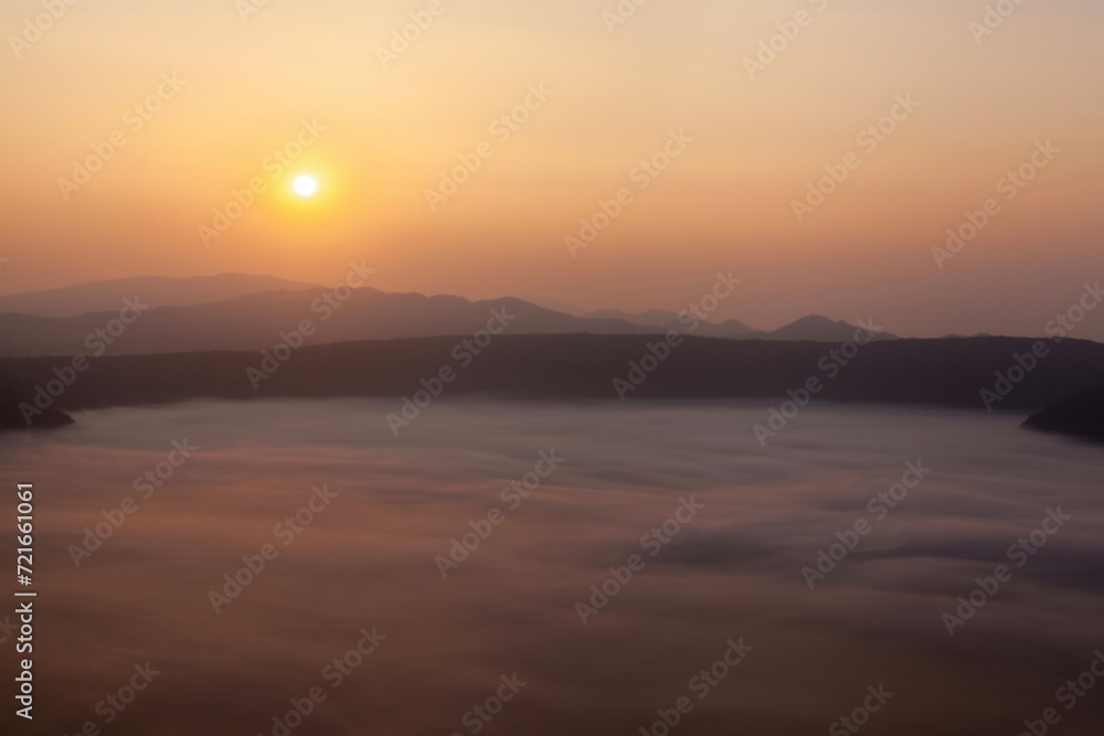 北海道の摩周湖の霧と日の出