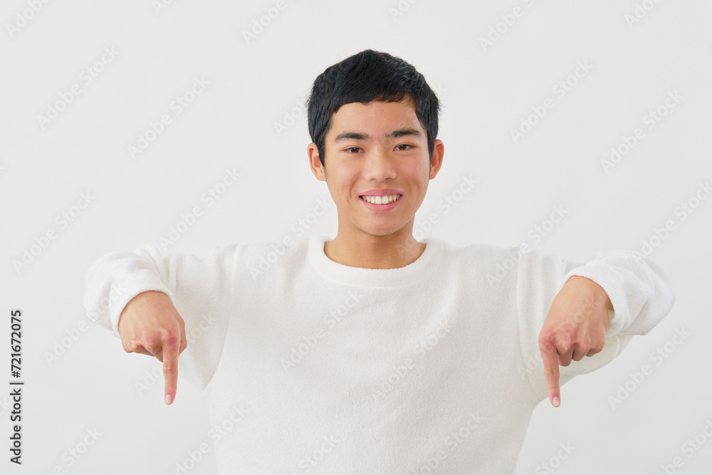 下を指差す男の子 白背景 下を指差す男の子 白背景