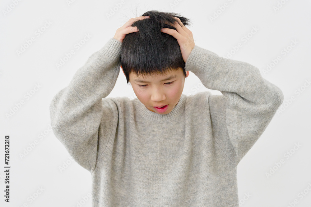 頭を抱える男の子　白背景