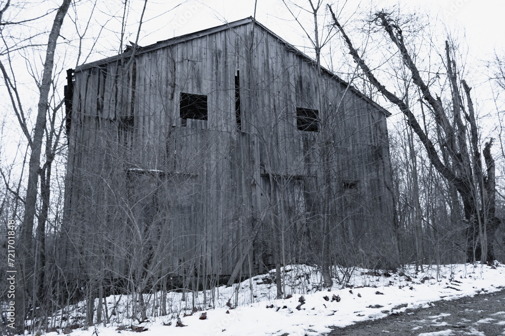 Obraz premium Old Abandoned Barn on Snowy Night