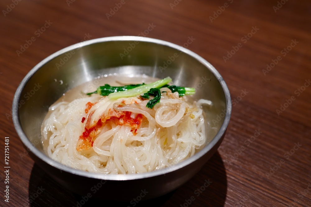 焼肉店で〆に提供された少量の冷麺 焼肉店で〆に提供された少量の冷麺