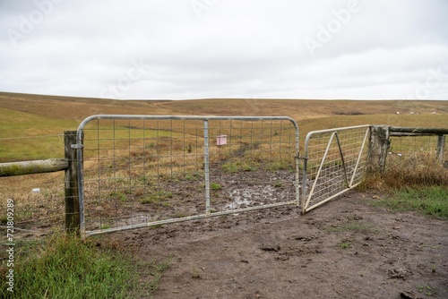 Tableau sur toile shut farm gate on a fence line on a livestock farm in australia in summer